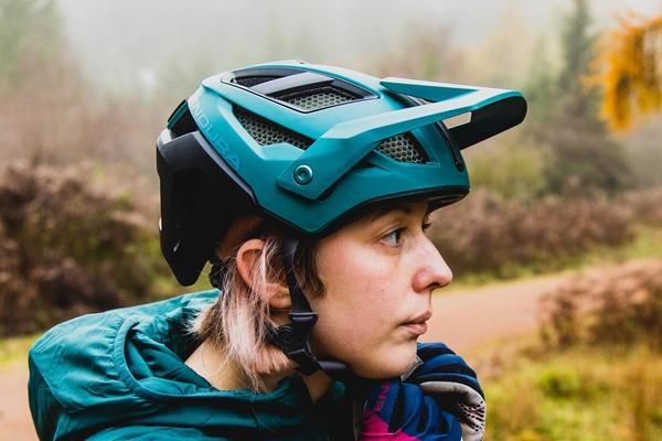 MTB helmet with rear coverage